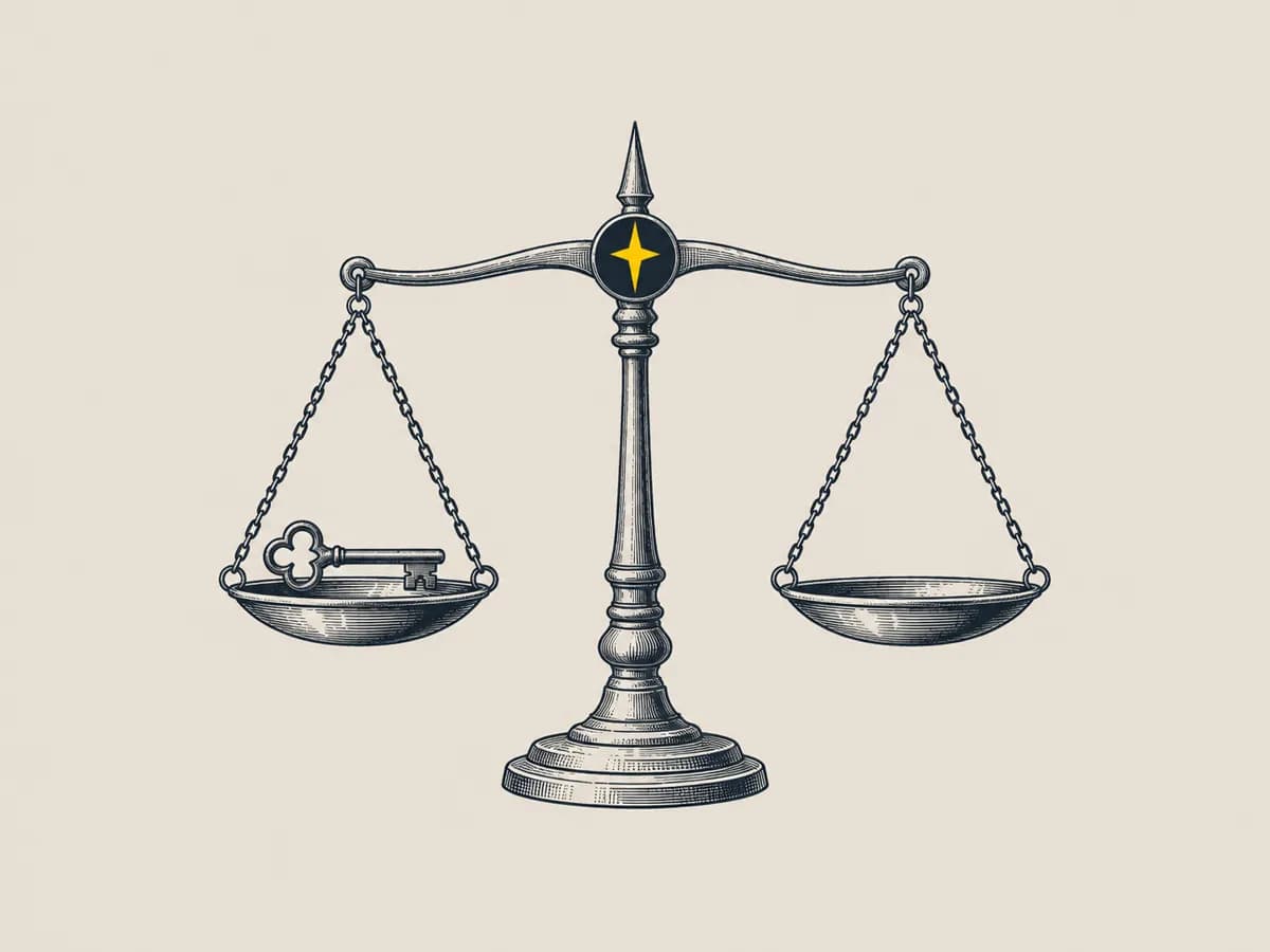 Una bilancia in equilibrio con una chiave su un piatto e la stella sul perno.